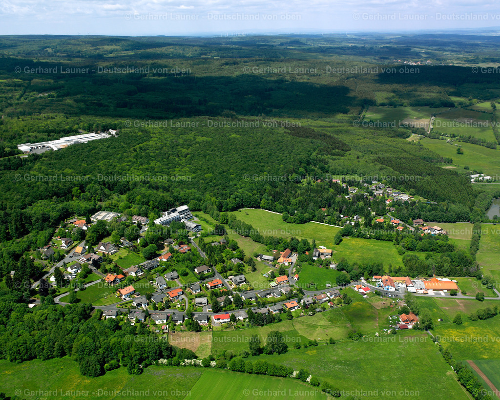 2615366 | OBERWALD 09.06.2006 Landwirtschaftliche Nutzflächen und Feldgrenzen  umsäumen das Siedlungsgebiet des Dorfes in Oberwald im Bundesland Hessen, Deutschland // Agricultural land and field boundaries surround the settlement area of the village  in Oberwald in the state Hesse, Germany Foto: Gerhard Launer
