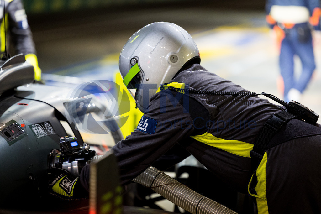 Trainproduction-20230611-0085 | LE MANS,FRANCE,11.Jun.23 - MOTORSPORTS - WEC, FIA World Endurance Championships, 24 Hours of Le Mans, Circuit de la Sarthe, race. Image shows a mechanic. Photo: Trainproduction / Matthias Trinkl