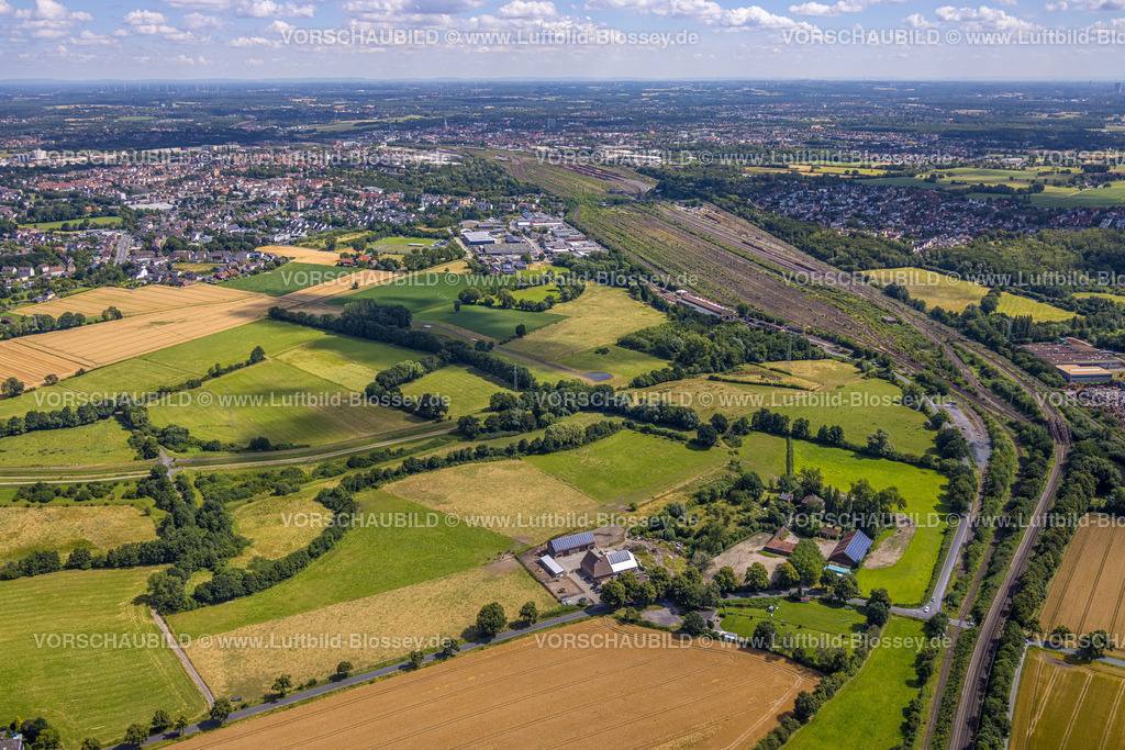 Hamm240706365 | Luftbild, Wiesen und Felder am Wiescher Bach, Pink-Ponyhof und AC-Hammerhunde Hundeplatz, Güterbahnhof und zugewachsene Gleise, Blick auf Ortsteil Daberg mit Gewerbegebiet Schieferstraße, Stadtbezirk Pelkum, Hamm, Ruhrgebiet, Nordrhein-Westfalen, Deutschland