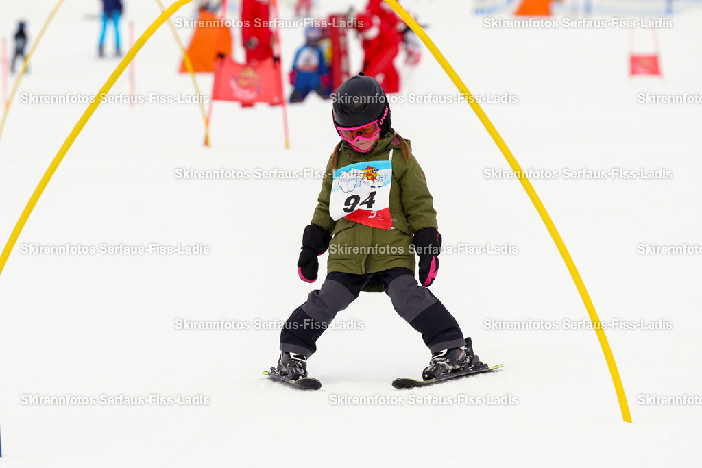 SRF_02.01.2026_0029 | Skirennfotos,Serfaus,Fiss,Ladis,Kinderskirennen,Winter,Tirol,Oberland,skirace,SFL,feelfree,weil wir's genießen,ski,Ski,skifahren,Sonnenplateau, - Realisiert mit Pictrs.com