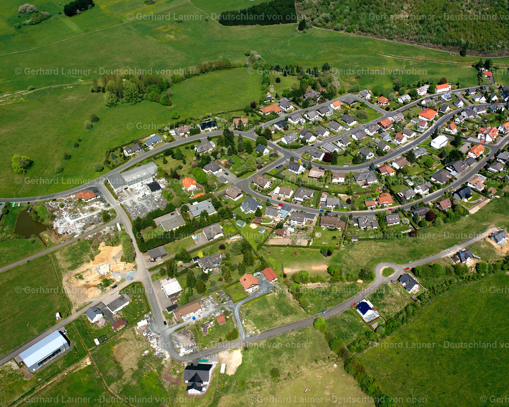 2610310 | HIRZENHAIN BAHNHOF 09.06.2006 Ortsansicht der Straßen und Häuser der Wohngebiete in Hirzenhain Bahnhof im Bundesland Hessen, Deutschland // Town View of the streets and houses of the residential areas in Hirzenhain Bahnhof in the state Hesse, Germany Foto: Gerhard Launer