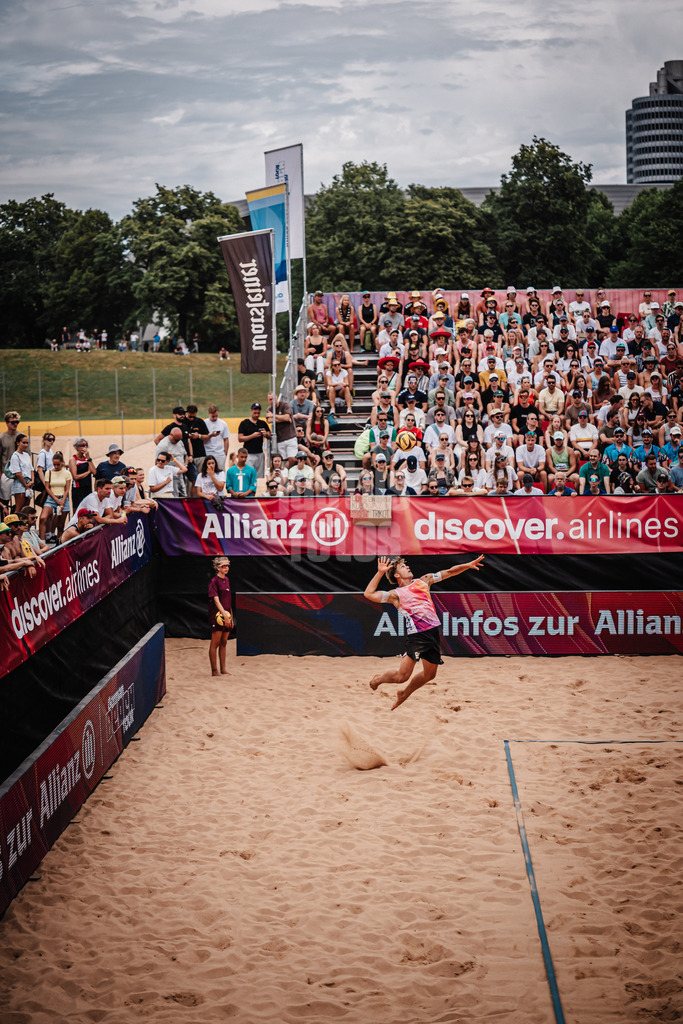 Beachvolleyball | Männer | Allianz German Beach Tour 2025 | Tourstop München | 06.07.2025 | Luis Kubo beim Aufschlag