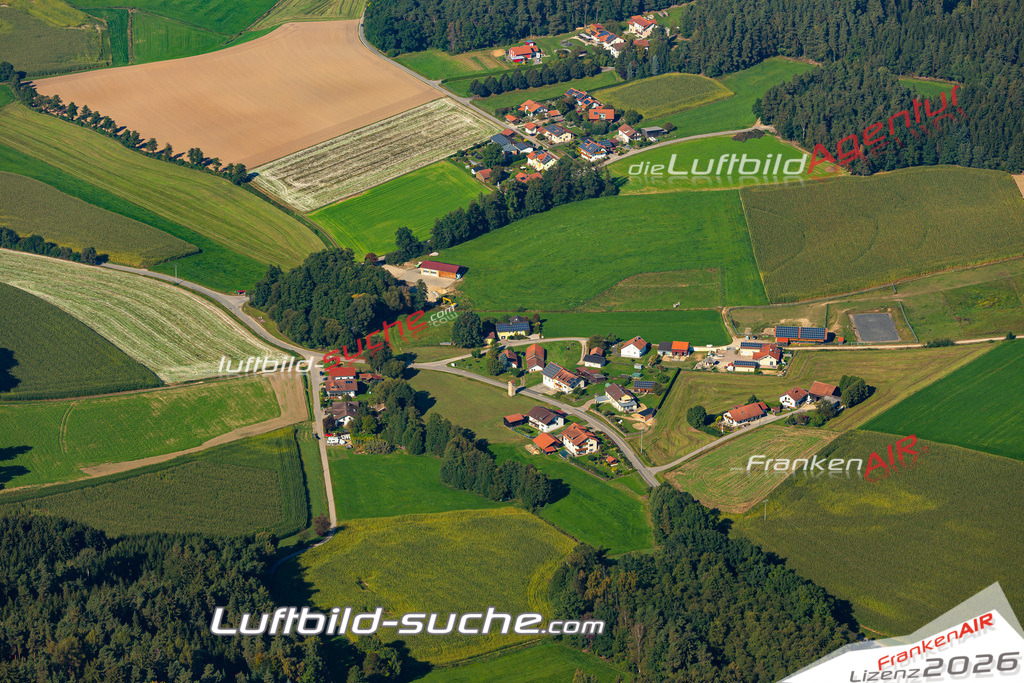 Aktuelles Luftbild von Grasfilzing Arnschwang Kauf mit Lizenz / Bildrechten möglich- Die Luftaufnahme wurde 2021 mittels UL-Flugzeug erstellt ( keine Drohne ) - hochauflösende Kamera-Systeme von  Canon -Beste Qualität - Für grossformatige Ausdrucke geeignet. Die Geschenkidee !