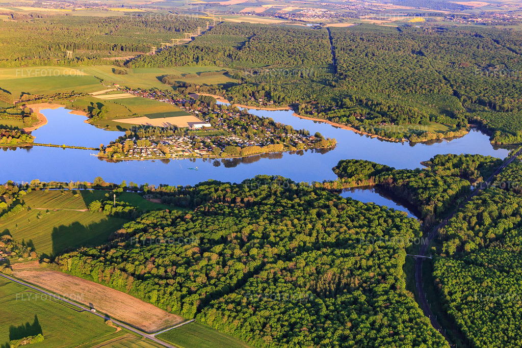 Aerial view: CENTRE NATURE & SPORT at Mittersheim Lake from the west in Mittersheim in the state Moselle, France. – Photo: IMG_146193.jpg taken on 05/01/2025 by Werner Riehm/FLY-FOTO.com – Resolution of the original: 5472 x 3648 px