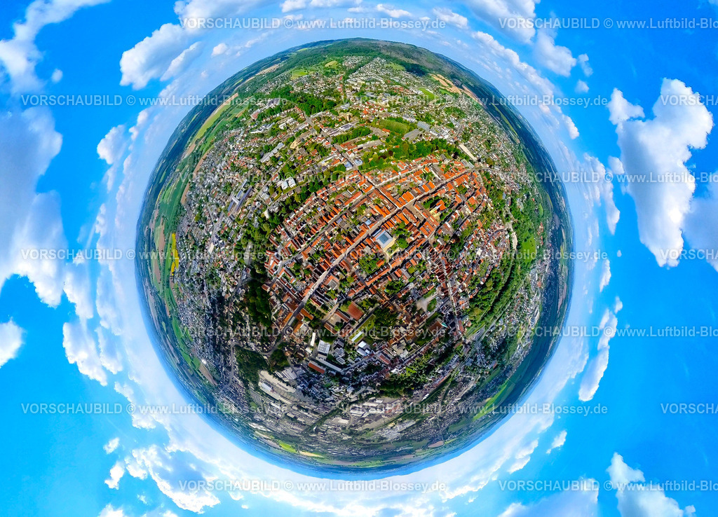 Lemgo24059063Mitte | Luftbild, Stadtansicht mit Altstadt Lemgo, alte Hansestadt mit historischem Stadtkern und der evangelisch-lutherischen Kirche St. Nicolai, Rathaus und Marktplatz, Häuser mit roten Dächern, Erdkugel, Fisheye Aufnahme, Fischaugen Aufnahme, 360 Grad Aufnahme, tiny world, little planet, fisheye Bild, Lemgo, Ostwestfalen, Nordrhein-Westfalen, Deutschland