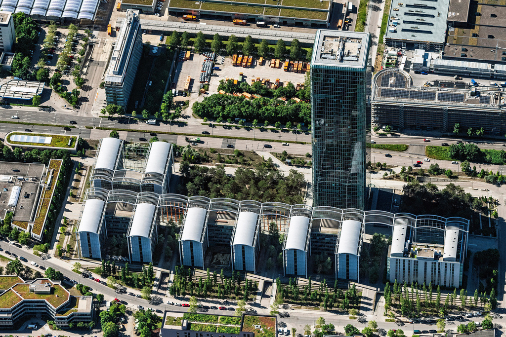 dr__0065141.jpg | MüNCHEN 15.06.2021 Gebäude des Uptown Hochhaus - Firmensitzes der Telefonica Germany ( O2 ) und der Astellas Pharma GmbH am Georg-Brauchle-Ring im Stadtteil Moosach in München im Bundesland Bayern. Weiterführende Informationen bei: Astellas Pharma GmbH,  BKW Energie AG,  DS-Plan Ingenieurgesellschaft für ganzheitliche Bauberatung und Generalfachplanung mbH,  ISSENDORFF KG,  Ingenhoven architects GmbH,  Telefónica Germany GmbH & Co. OHG,  Wayss & Freytag Ingenieurbau AG. // Uptown high-rise building - headquarters of Telefonica Germany (O2) and Astellas Pharma GmbH on Georg-Brauchle-Ring in the Moosach district of Munich in the state of Bavaria. Further information at: Astellas Pharma GmbH,  BKW Energie AG,  DS-Plan Ingenieurgesellschaft fuer ganzheitliche Bauberatung und Generalfachplanung mbH,  ISSENDORFF KG,  Ingenhoven architects GmbH,  TelefA?nica Germany GmbH & Co. OHG,  Wayss & Freytag Ingenieurbau AG. Foto: Daniel Reiter