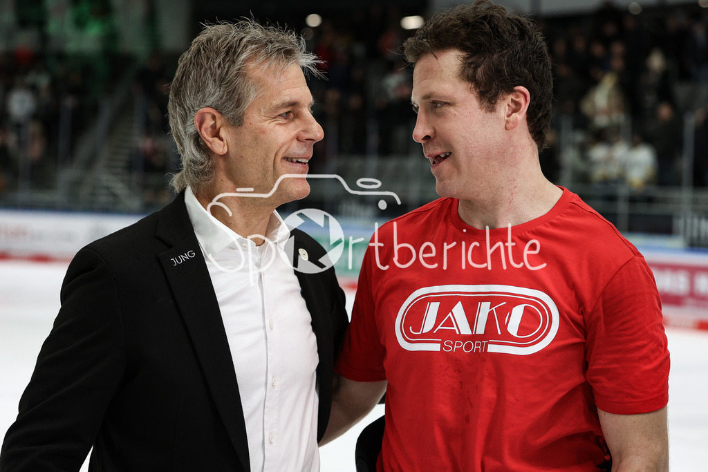 Augsburger Panther - EHC RB München | AEV Sportmanager Duanne MOESER (links) und Thomas Jordan TREVELYAN (AEV #24) zusammen nach dem Spiel /
