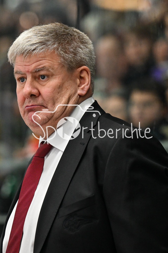 Augsburger Panther - Nürnberg Ice Tigers | AUGSBURG, GERMANY - 23. DECEMBER: im Bild Bill PETERS Trainer Augsburger Panther / Einzelfoto / Freisteller während dem Match zwischen den Augsburger Panthern und den Nürnberg Ice Tigers am 31. Spieltag der Penny DEL im Curt Frenzel Stadion