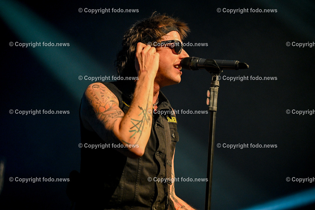 Posthof_ Turbobier_ Konzert_ 15.03.2024-48 | 15.03.2024, Linz, AUT, Posthof, Konzert Turbobier, im Bild Marco Pogo alias Dominik Wlazny (Saenger, Konzepter und Songwriter,  Gitarrist der oesterreichischen Punk-Rock-Band Turbobier, weiters Politiker der Bierpartei, Bezirksrat in Wien Simmering, Praesidentschaftskandidat, Arzt, Mediziner)