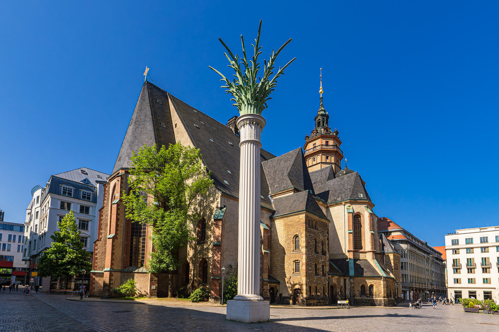 Blick auf die Nikolaisäule und Nikolaikirche in der Stadt Leipzig | Blick auf die Nikolaisäule und Nikolaikirche in der Stadt Leipzig.