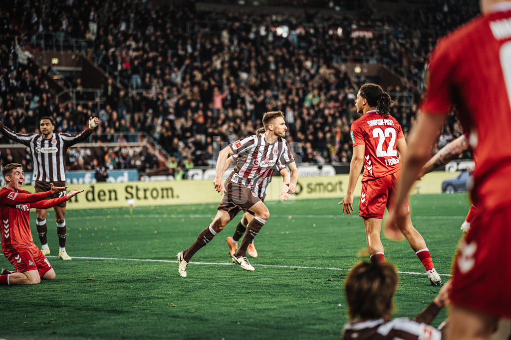 Fußball | Männer | Saison 2025/2026  | Fußball-Bundesliga | 30. Spieltag | FC St. Pauli vs. 1. FC Köln | 17.04.2026 | Torjubel Karol Mets (#3, FC St. Pauli)