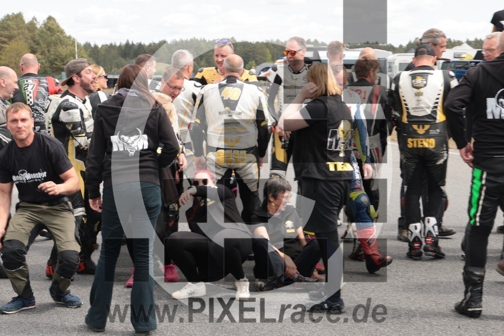 team-20250509_10947 | Schöne Erinnerungen an spannende Momente - das festzuhalten ist unser Job. PIXELrace.de ist seit 2003 auf den Rennstrecken Europas unterwegs um die Action draußen beim Fahren und die wunderbare Stimmung imm Fahrerlager für euch einzufangen.