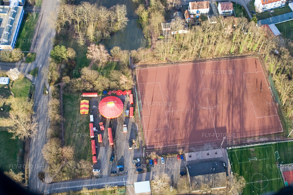 Luftbild: Circus Weisheit am Sportplatz in Kandel im Bundesland Rheinland-Pfalz in Deutschland. Foto: IMG_9812.jpg vom 18.03.2008 durch Werner Riehm/FLY-FOTO.de