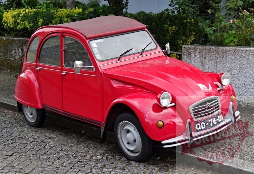 Red Citroën 2CV classic French vintage automobile | Red Citroën 2CV car parked on a cobblestone street - Realisiert mit Pictrs.com