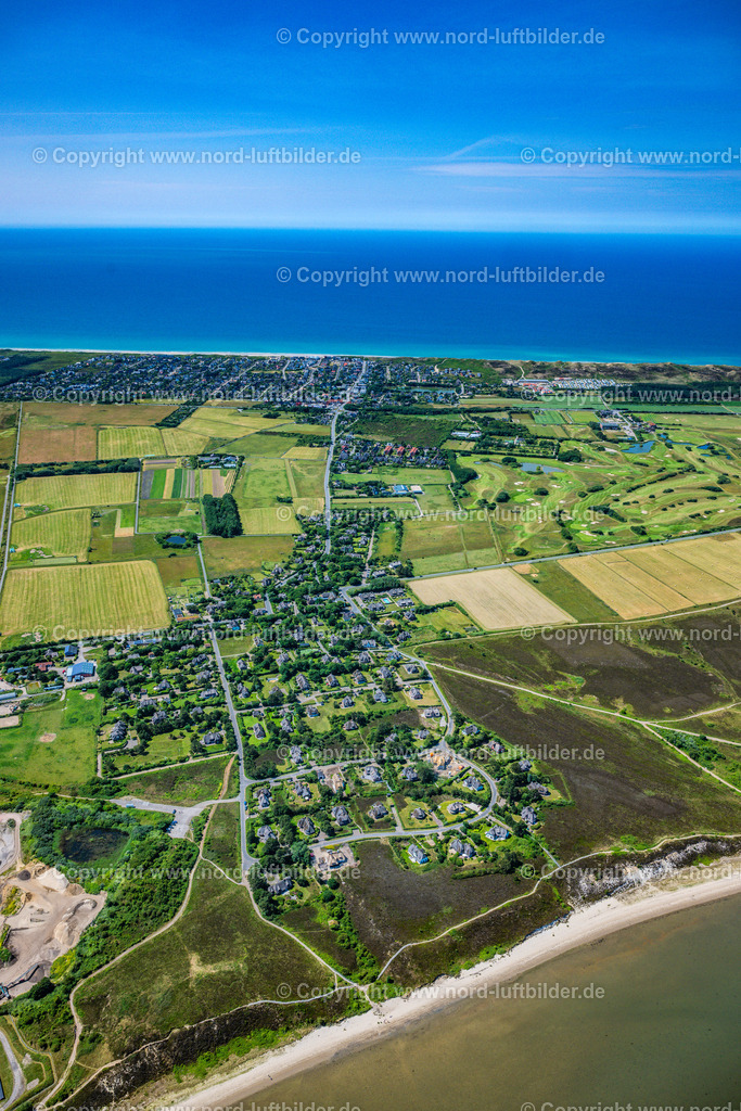 Sylt_Braderup_bis_Wenningstedt_ELS_6205210625 | WENNINGSTEDT-BRADERUP (SYLT) 13.08.2025 Ortsansicht an der Meeres-Küste im Ortsteil Braderup in Wenningstedt-Braderup (Sylt) auf der Insel Sylt im Bundesland Schleswig-Holstein, Deutschland. // Townscape on the seacoast in the district Braderup in Wenningstedt-Braderup (Sylt) at the island Sylt in the state Schleswig-Holstein, Germany. Foto: Martin Elsen