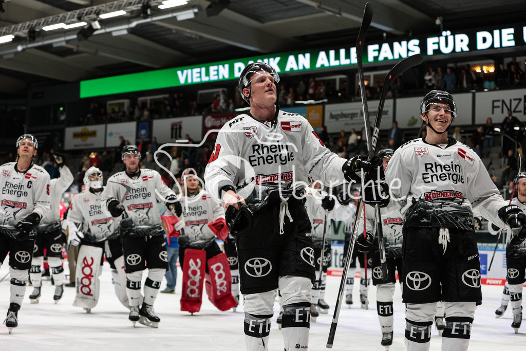 Augsburger Panther - Koelner Haie  | Die Koelner Haie feiern zusammen mit den Fans den Sieg in Augsburg