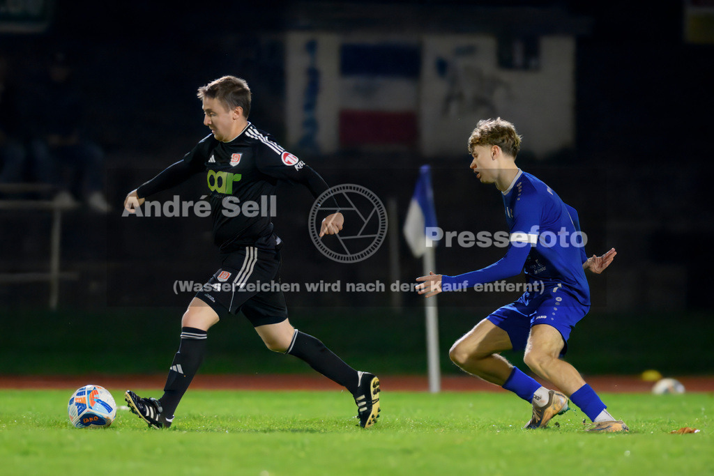 Preetzer TSV vs MTV Dänischenhagen | Paul Rath (Preetz #14) vs Stian Sievers (Dänischenhagen #11) / Fußball-Verbandsliga Ost Männer 2026/2027 / Preetzer TSV vs MTV Dänischenhagen / Jahnplatz / Preetz / 16.10.26 - Realisiert mit Pictrs.com