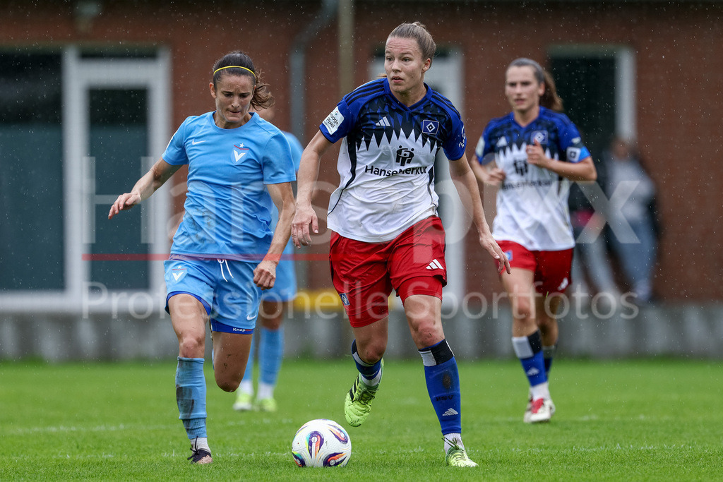 Fussball, Testspiel Frauen, Hamburger SV - FC Viktoria Berlin | v.li.: Laura Casanovas Diaz (FC Viktoria 1889 Berlin, 53) und Christin Meyer (Hamburger SV, 16) im Zweikampf, Duell, Dynamik, Aktion, Action, Spielszene