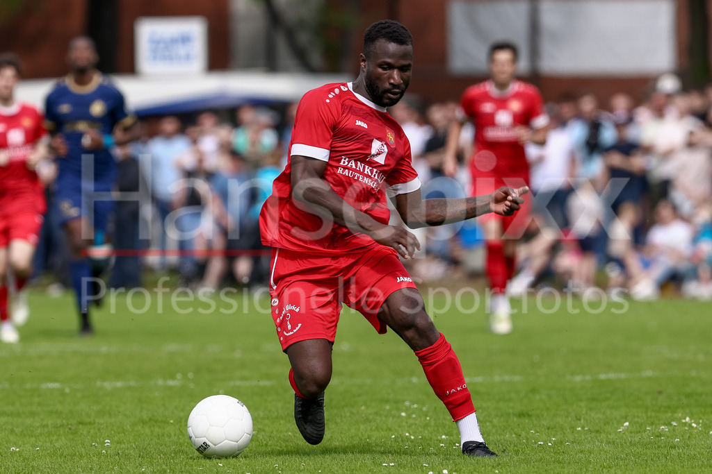 Fussball, Relegation Regionalliga Nord, SV Hemelingen - FSV Schöningen | Shamsu Mansaray (FSV Schöningen, 21) am Ball, Einzelbild, Ganzkörper, Aktion, Action, Spielszene