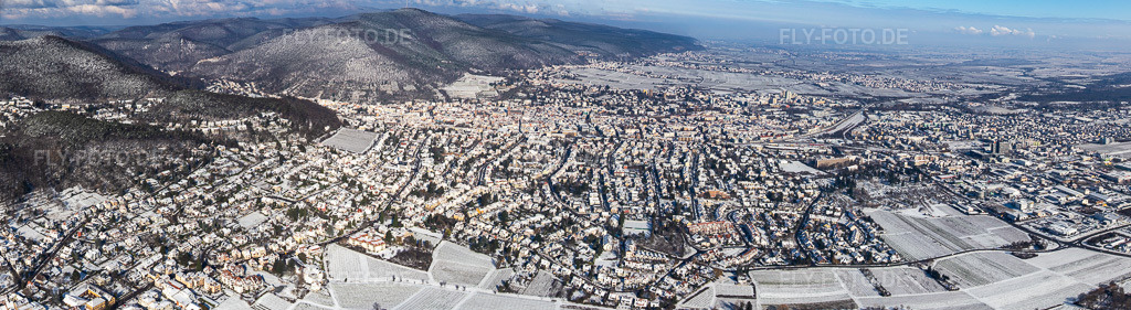 Luftbild: Panorama Winterluftbild im Schnee in Neustadt an der Weinstraße im Bundesland Rheinland-Pfalz in Deutschland. Foto: IMG_124614-Pano.jpg vom 11.02.2021 durch Werner Riehm/FLY-FOTO.deAuflösung des Originals: 11864 x 3254 px