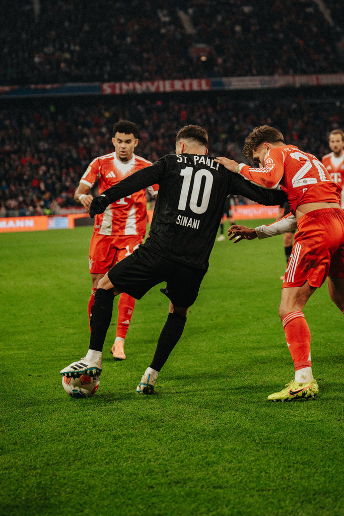 FCP02971 | Der offizielle Shop für FC St. Pauli Fotos. Wähle aus Spielszenen & Fanmomenten dein FCSP Wunschformat. Wir liefern Millerntor-Atmosphäre.