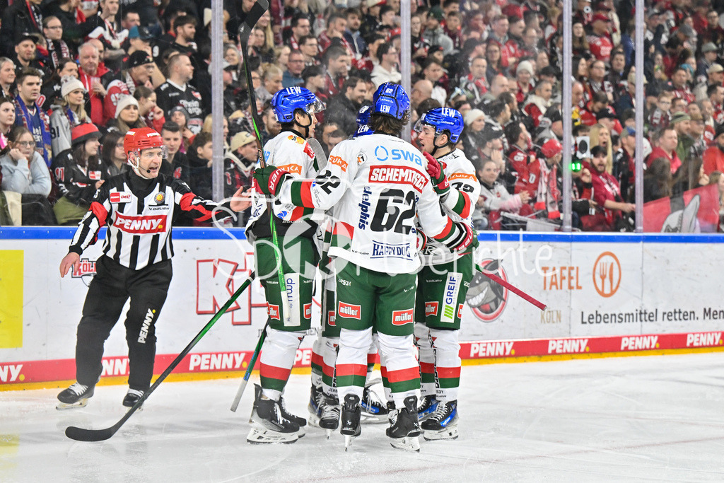 Kölner Haie - Augsburger Panther | Jubel der Gaeste nach dem Treffer zum 0-1 durch Florian ELIAS (Augsburger Panther #67) / Freude / Happy / Tor / Torschuezte / DEL: Koelner Haie - Augsburger Panther, Lanxess Arena am 05.01.2025