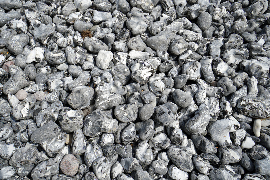 Flintsteine an der Kreideküste | Dicht an dicht liegen Flintsteine an einem Strandabschnitt des Wissower Ufers.