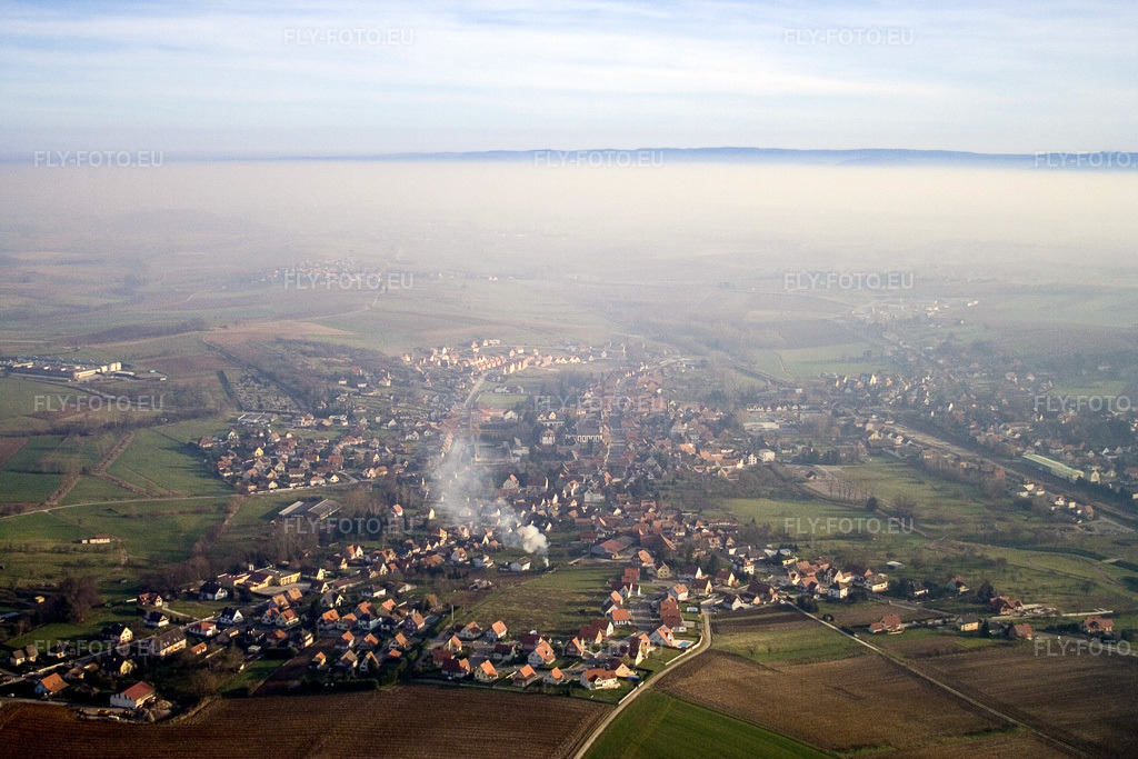 Vue aérienne: Soultz-sous-Forêts à Kutzenhausen dans le département Bas Rhin, France – .Photo: IMG_5122.jpg prise le 29/12/2006 par Werner Riehm/FLY-FOTO.eu – Résolution de l'original: 3456 x 2304 px