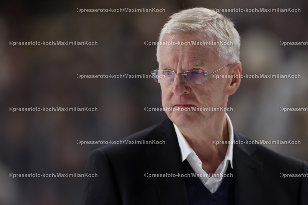 KEC22122401080 | 22.12.2024, Eishockey, DEL, Kölner Haie - Straubing Tigers, Spieltag 29, Lanxess-Arena Köln: Trainer Kari Jalonen (Cheftrainer Kölner Haie) Headcoach