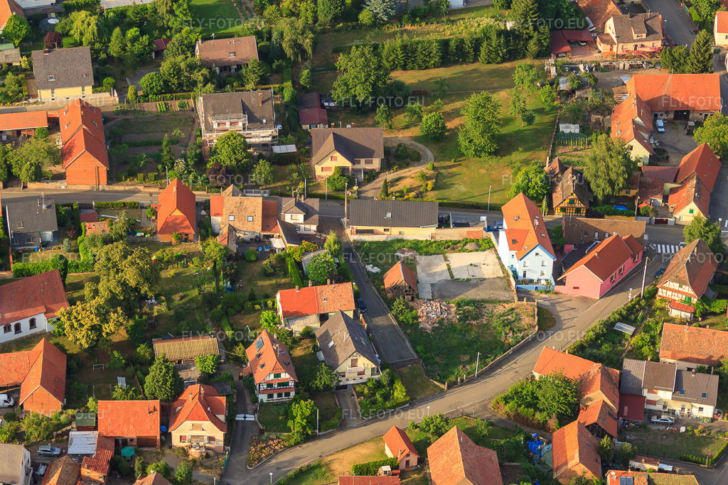 Vue aérienne: Rue du Ried à Bischwiller dans le département Bas Rhin, France.Photo: IMG_30392.jpg prise le 09/07/2010 par Werner Riehm/FLY-FOTO.euRésolution de l'original: 4752 x 3168 px