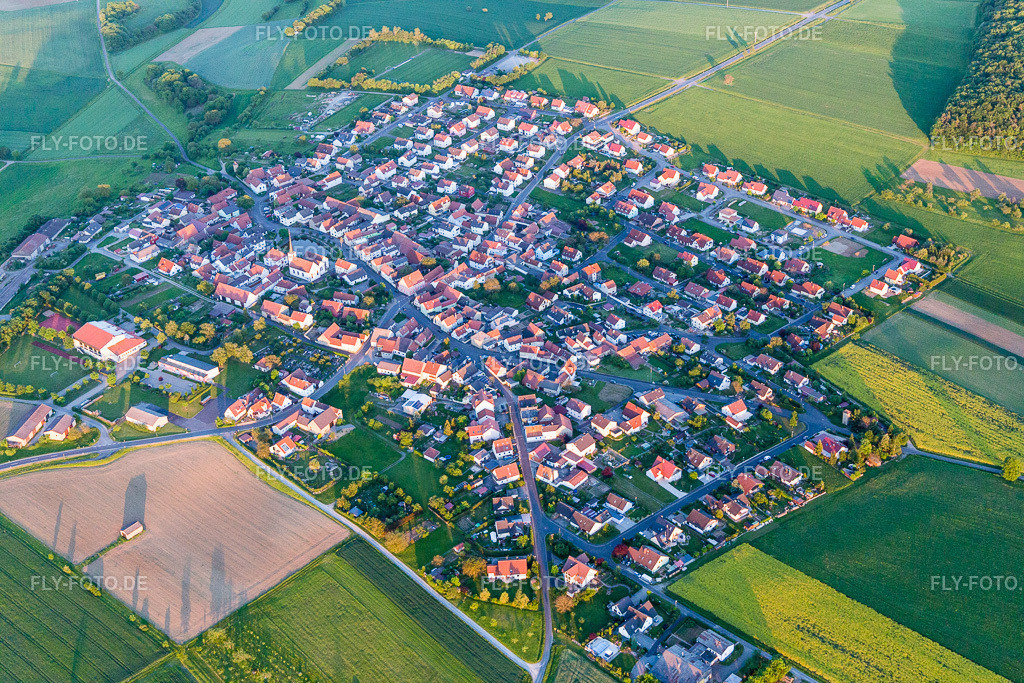 Dorf - Ansicht am Rande von landwirtschaftlichen Feldern und Nutzflächen | Luftbild: Dorf - Ansicht am Rande von landwirtschaftlichen Feldern und Nutzflächen in Wasserlosen im Bundesland Bayern in Deutschland. Foto: IMG_099930.jpg vom 25.05.2017 durch Werner Riehm/FLY-FOTO.de - Realisiert mit Pictrs.com