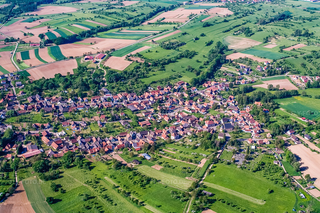 Luftbild: Ortsansicht aus Norden in Preuschdorf im Bundesland Bas-Rhin in Frankreich. – Foto: IMG_10814.jpg vom 12.05.2008 durch Werner Riehm/FLY-FOTO.de – Auflösung des Originals: 3456 x 2304 px