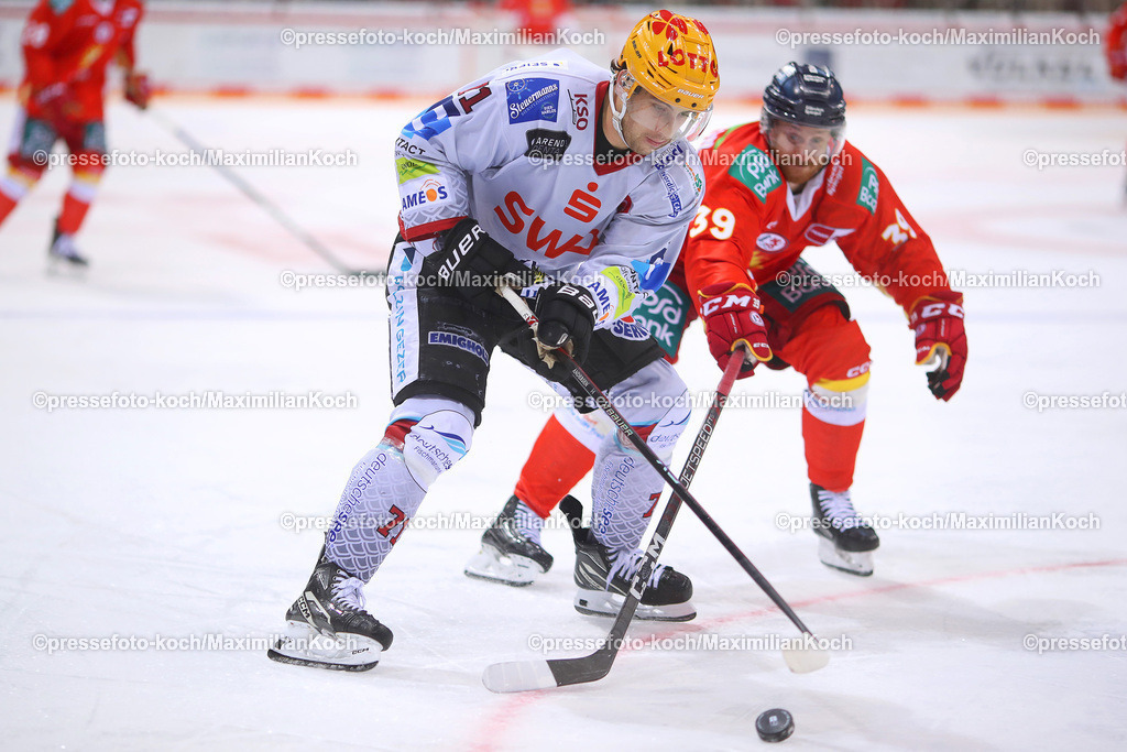 DueDEL25012301054 | Düsseldorf, 25.01.2023, Eishockey, Penny DEL, 46. Spieltag, PSD-BANK Dome, Düsseldorfer EG - Fischtown Pinguins Bremerhaven: Niklas Andersen von Fischtown Pinguins Bremerhaven kämpft gegen Victor Svensson von Düsseldorfer EG um den Puck
