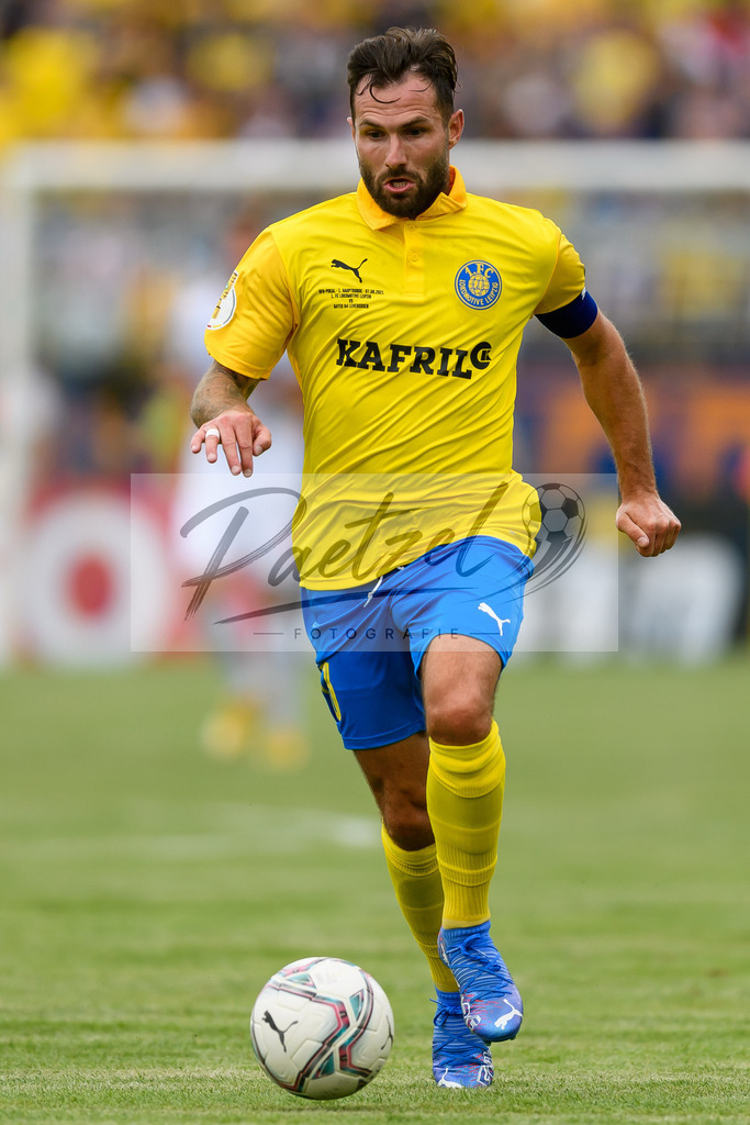 LLELEV20210807_078 | Fussball, Herren: Sascha Pfeffer (1. FC Lokomotive Leipzig) in Aktion, am Ball, Einzelaktion beim Spiel der 1. Runde im DFB-Pokal zwischen 1. FC Lokomotive Leipzig und Bayer 04 Leverkusen im Bruno-Plache-Stadion am 07.08.2021 in Leipzig, Deutschland.DFB / DFL REGULATIONS PROHIBIT ANY USE OF PHOTOGRAPHS AS IMAGE SEQUENCES AND/OR QUASI-VIDEO. - Realisiert mit Pictrs.com