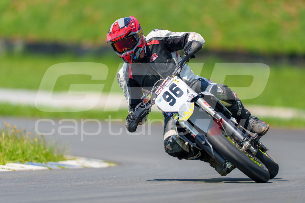 G-Cup + Supermoto Staatsmeisterschaft + Hungarian Supermoto Championship | GRIPcapture steht für authentische Sportfotografie in Österreich – für Momente, die mehr sind als Geschwindigkeit oder Ergebnis. Es geht um Emotion, Spannung, Fokus und den Augenblick, der oft nur einen Wimpernschlag dauert.Ob Motorsport, Teamsport oder 