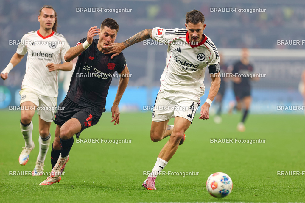 Bayer 04 Leverkusen vs Eintracht Frankfurt - Bundesliga  | Leverkusen, Deutschland, 12.09.25:   Patrick Schick (Bayer 04 Leverkusen) und Robin Koch (Eintracht Frankfurt) im Kampf um den Ball waehrend des Spiels der Bundesliga zwischen  Bayer 04 Leverkusen vs Eintracht Frankfurt in der BayArena(Foto von Brauer-Fotoagentur / Adrian Schlueter)