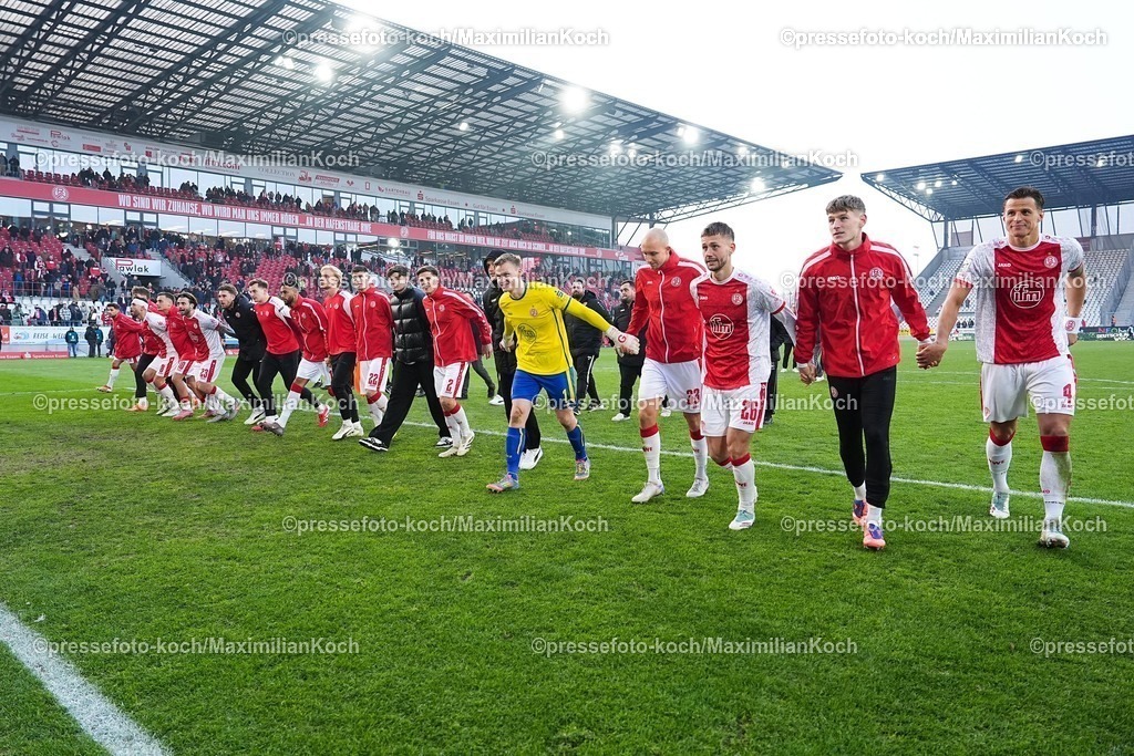 xYDRx24012601090 | 24.01.2026, xydrx, Fußball, 3.Liga, Rot-Weiss Essen - TSV Havelse, Saison 2025 2026, Stadion an der Hafenstraße: Klaus Gjasula (Rot-Weiss Essen #8) Marvin Obuz (Rot-Weiss Essen #10) Jose-Enrique Rios Alonso (Rot-Weiss Essen #23) Danny Schmidt (Rot-Weiss Essen #22) Michael Kostka (Rot-Weiss Essen #2)  Jakob Golz (Rot-Weiss Essen #1) Tobias Kraulich (Rot-Weiss Essen #33) Torben Muesel (Rot-Weiss Essen #26) Michael Schultz (Rot-Weiss Essen #4) jubeln nach dem 4:1 Sieg    DFB regulations prohibit any use of photographs as image sequences and or quasi-video. Photo: xYannisxDreimannxPressefotoKochx