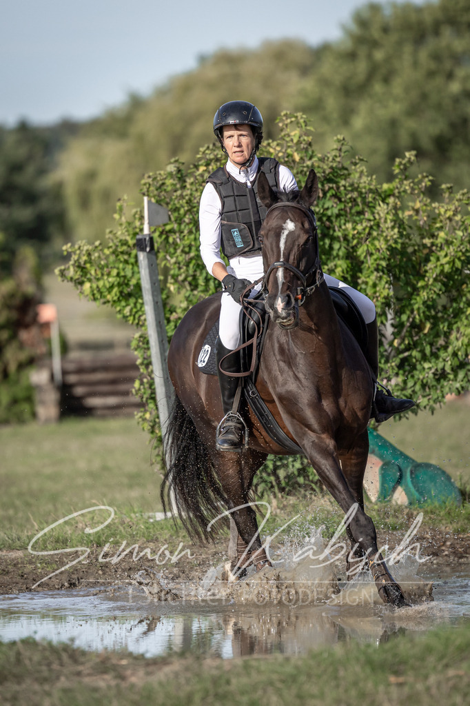20250907-_3LI8834 | Tierfotografie Pferde, Hunde, Katzen, Haustiere.
Turnierfotografie Reitturniere, Reiten, Springreiten, Dressur in Hanau, dem Main-Kinzig-Kreis und dem Rhein-Main- Gebiet um Frankfurt