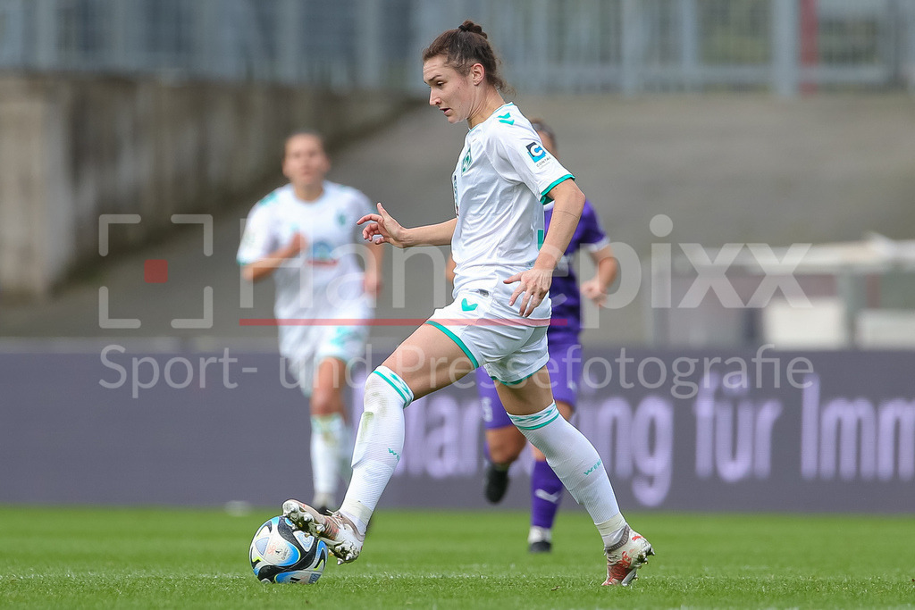 Fussball, Google Pixel Frauen-Bundesliga, SGS Essen - SV Werder Bremen | v.li.: Sophie Weidauer (SV Werder Bremen, 9) am Ball, Einzelbild, Ganzkörper, Aktion, Action, Spielszene, DIE DFB-RICHTLINIEN UNTERSAGEN JEGLICHE NUTZUNG VON FOTOS ALS SEQUENZBILDER UND/ODER VIDEOÄHNLICHE FOTOSTRECKEN. DFB REGULATIONS PROHIBIT ANY USE OF PHOTOGRAPHS AS IMAGE SEQUENCES AND/OR QUASI-VIDEO.