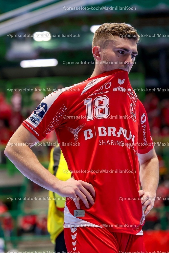 BHC18122501136 | 18.12.2025, Handball, Viertelfinale DHB-Pokal, Bergischer HC - MT Melsungen, Unihalle Wuppertal: Florian Drosten (Melsungen #18) beißt Enttäuscht in sein Trikot 