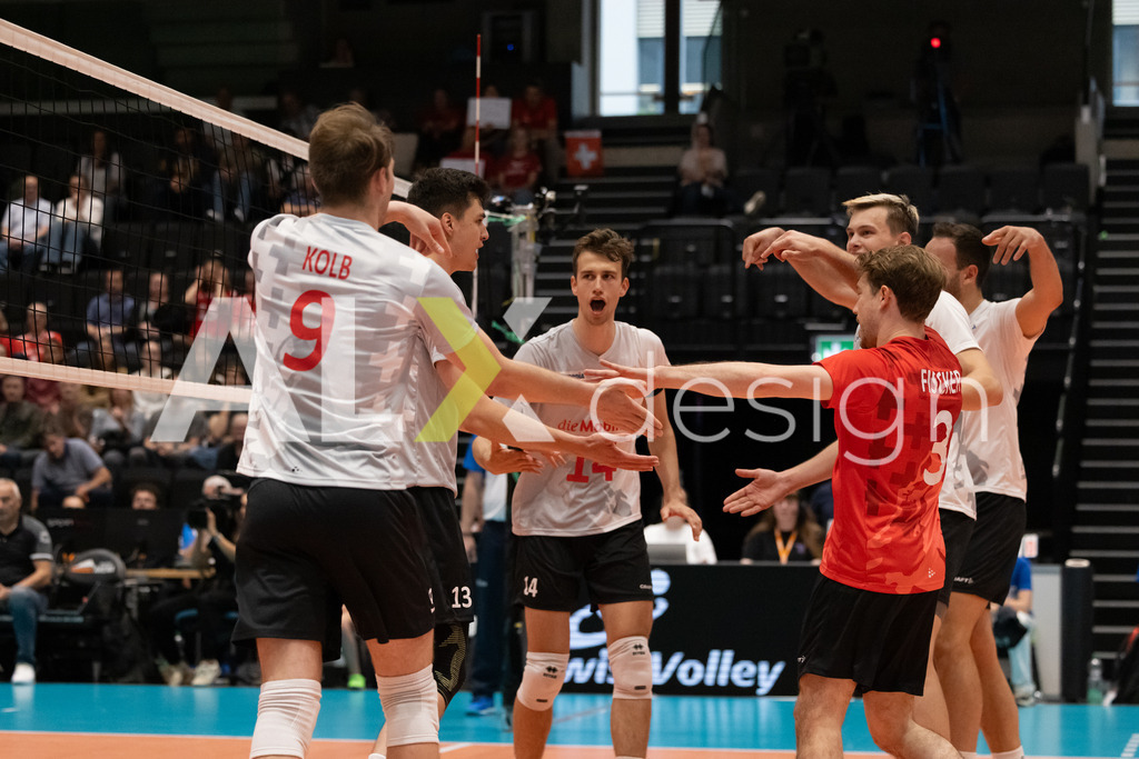 Luxembourg v Switzerland - CEV European League Men | KRIENS, SWITZERLAND - JUNE 12: FABRICE EGGER of Switzerland, CYRIL KOLB of Switzerland, JULIAN FISCHER of Switzerland and the team celebrating during the CEV European League match between Luxembourg and Switzerland at Pilatus Arena on June 12, 2026 in Kriens, Switzerland. - Realisiert mit Pictrs.com