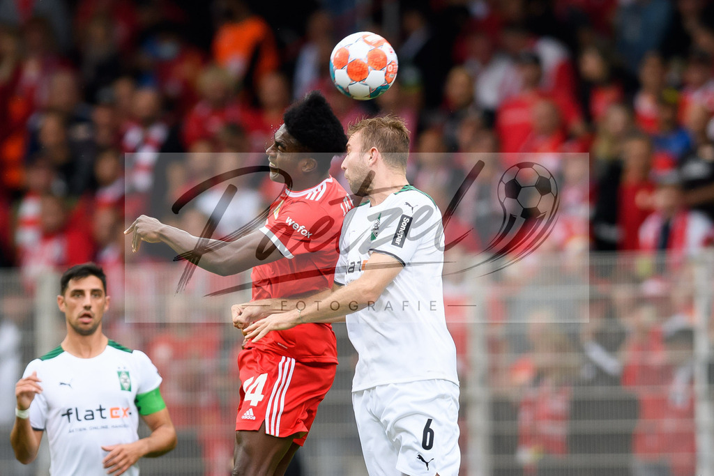 FCUBMG20210829_013 | Fussball, Herren: Taiwo Awoniyi (1.FC Union Berlin) und Christoph Kramer (Borussia Moenchengladbach) im Zweikampf beim Spiel der 1. Bundesliga zwischen 1. FC Union Berlin und Borussia Moenchengladbach im Stadion An der Alten Foersterei am 29.08.2021 in Berlin, Deutschland. - Realisiert mit Pictrs.com