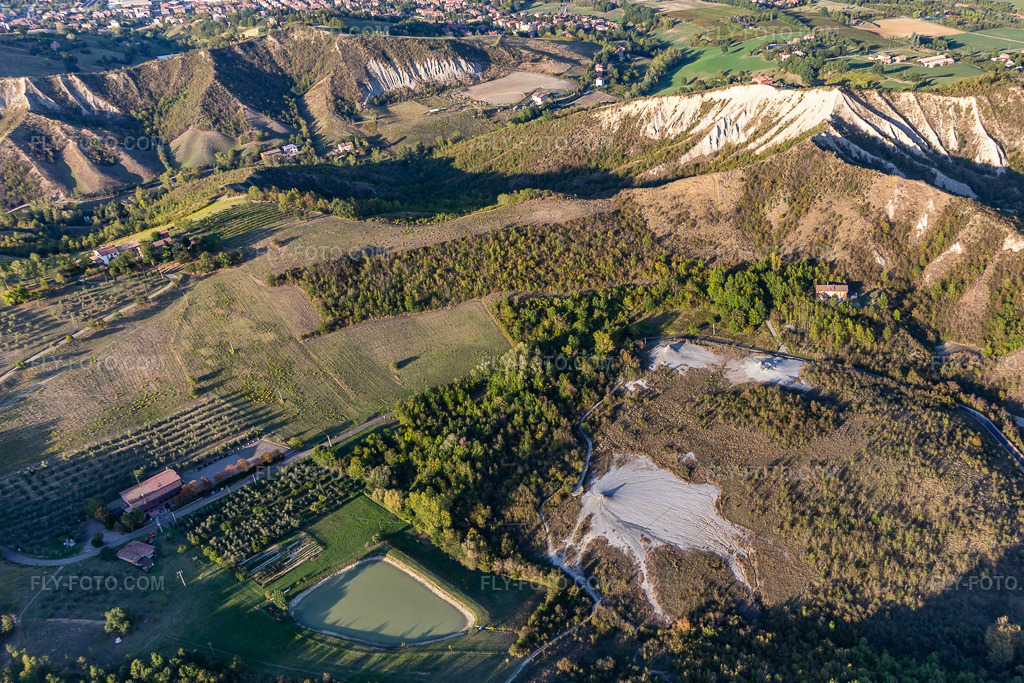 Aerial view: Salse di Nirano Riserva naturale Salse di Nirano in Fiorano Modenese in the state Modena, Italy. – Photo: IMG_134633.jpg taken on 09/19/2022 by Werner Riehm/FLY-FOTO.com – Resolution of the original: 4339 x 2893 px – Salse di Nirano - Italiano