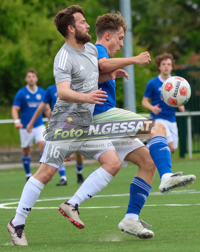 SV Enger-Westerenger - TuS Bruchmühlen | Auf dem Bild zu sehen: grau SV Enger-Westerenger: Danny Alves-Rei ; blau TuS Bruchmühlen: Jan Weiffenbach SV Enger-Westerenger, TuS Bruchmühlen, Saison 25/26, Kreisliga A, Enger, Deutschland - Realisiert mit Pictrs.com