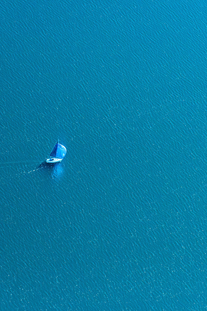 dr__0012193.jpg | ÖHNINGEN 10.05.2017 Segelschiff mit weißen Segeln in Fahrt auf dem Bodensees  in Öhningen im Bundesland Baden-Württemberg, Deutschland. // Sailboat under way on Bodensees in Oehningen in the state Baden-Wuerttemberg, Germany. Foto: Daniel Reiter
