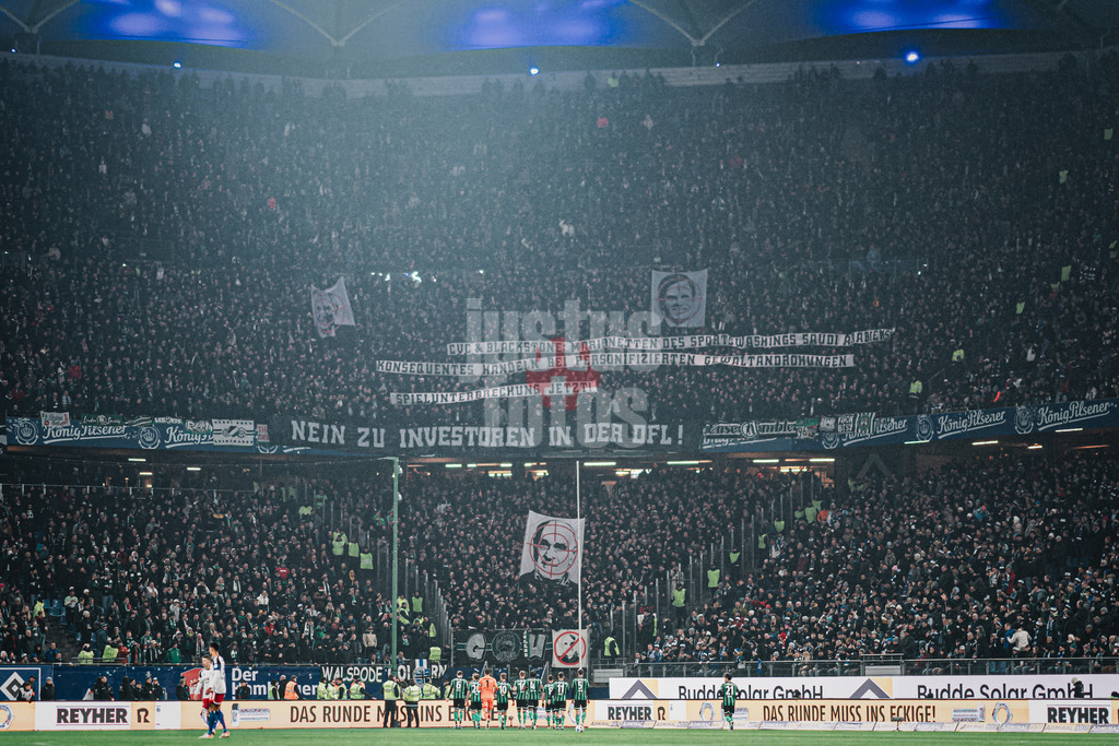 Fußball | Männer | Saison 2023/2024 | 2. Fußball-Bundesliga | 21. Spieltag | Hamburger SV vs. Hannover 96 | 09.02.2024 | Die Hannover Fans mit Bannern sorgen beinahe für einen Spielabbruch, Die Spieler appelieren an die Fans