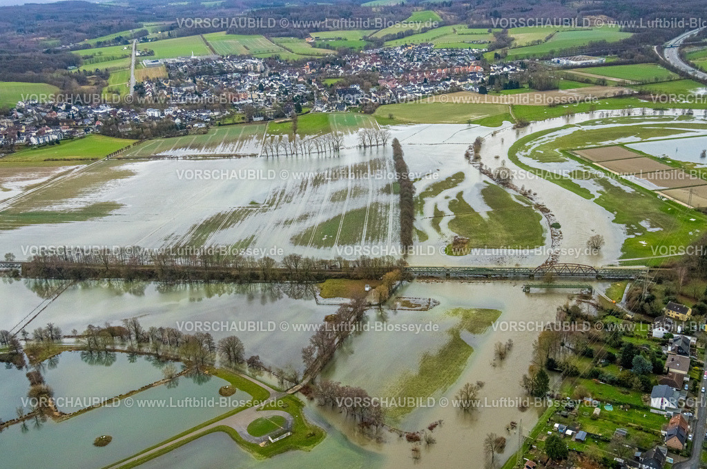 Schwerte231201461 | Luftbild, Ruhrhochwasser, Weihnachtshochwasser 2023, Fluss Ruhr tritt nach starken Regenfällen über die Ufer, Überschwemmungsgebiet an der Gelben Brücke Ruhrtalradweg, Wiesen und Bäume im Wasser, Ortsteil Ergste, Wandhofen, Schwerte, Ruhrgebiet, Nordrhein-Westfalen, Deutschland