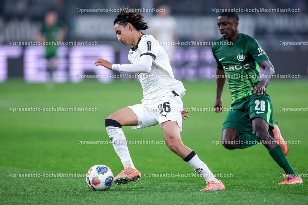 BMG13122502200 | 13.12.2025, Fußball, Borussia Mönchengladbach - VfL Wolfsburg, 1. Fußball Bundesliga, 14.Spieltag, Borussia-Park, Saison 2025 2026: Wael Mohya (Borussia Mönchengladbach #36) im Zweikampf gegen  Sael Kumbedi&nbsp;(VfL Wolfsburg #26)   DFB regulations prohibit any use of photographs as image sequences and or quasi-video.