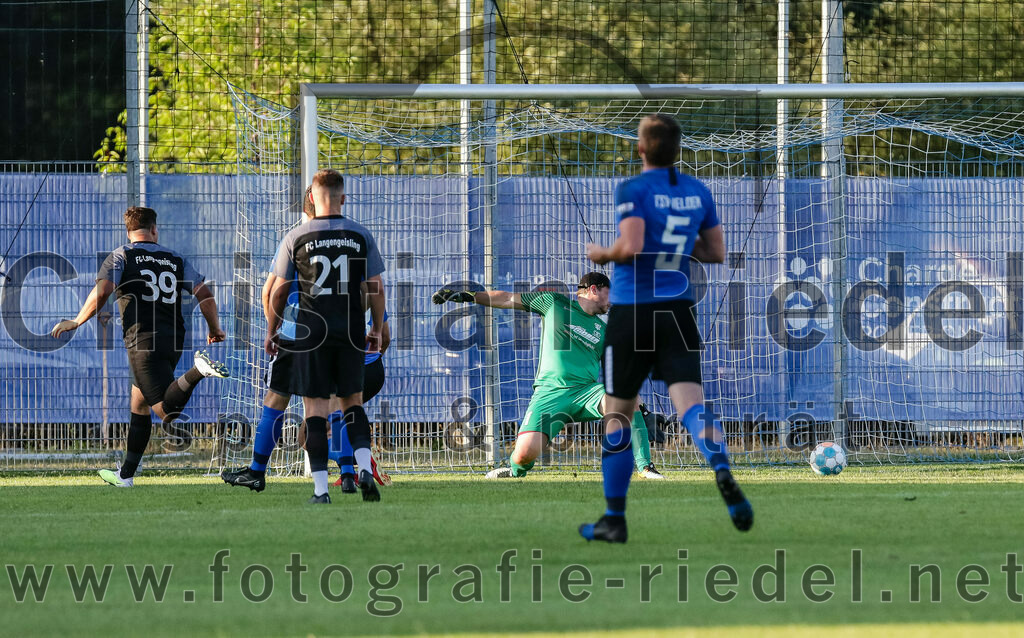 2023-07-14_048_FC_Langengeisling_gegen_FC_Velden-Eberspoint | Erding, Deutschland, 14.07.2023:
Fußball, Bezirksliga Oberbayern Ost 2023 / 2024, Testspiel, FC Langengeisling gegen FC Velden-Eberspoint, Endergebnis: 5:0

Florian Rupprecht (FC Langengeisling, #11), +l21+, Finn Hoffmann (FC Velden-Eberspoint, #18), Torwart Michael Koch (FC Velden-Eberspoint, #1), Robert Walter (FC Velden-Eberspoint, #5)

Foto: Christian Riedel / fotografie-riedel.net