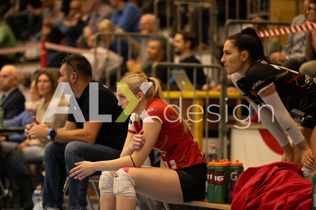 Volleyball I Frauen I Saison 2025-2026 I CEV Volleyball Challenge Cup 2026 | Women I 16th Finals I VC Kanti Schaffhausen - TJ Ostrava I 03.12.2025 | TJ Ostrava - 3 Veronika Šínová (CZ) – Außenangriff - Realisiert mit Pictrs.com